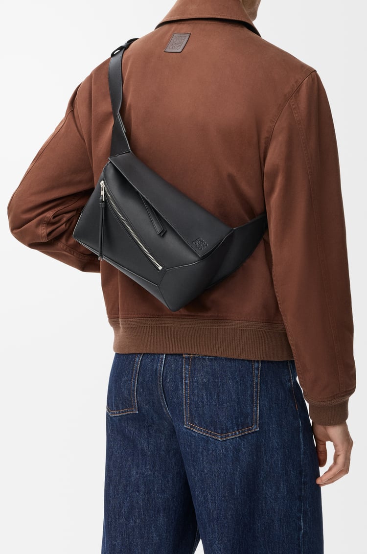 LOEWE Riñonera Puzzle pequeña en piel de ternera Negro