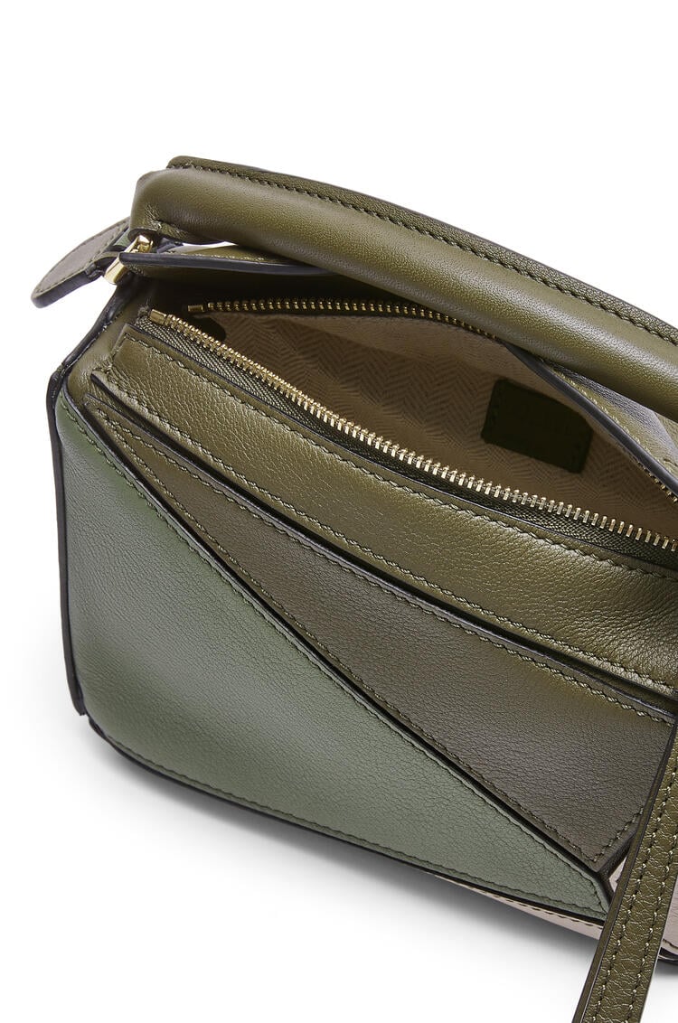 LOEWE Mini Puzzle bag in classic calfskin Autumn Green/Light Oat pdp_rd