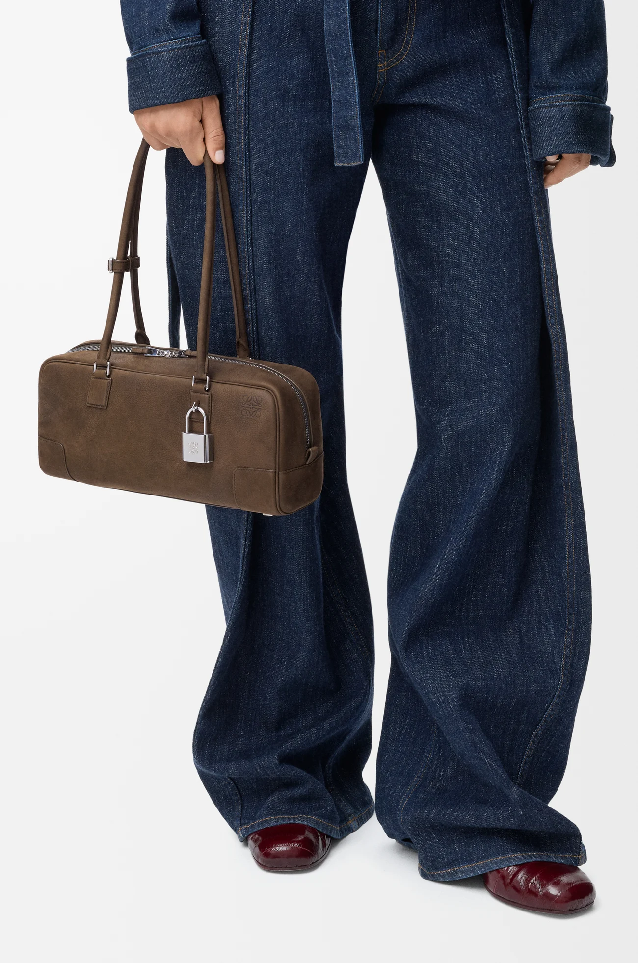 LOEWE Borsa Amazona 31 cropped in nabuk granato Tundra