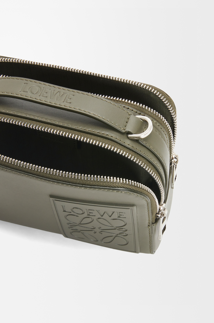 LOEWE Bolso bandolera Mini Camera en piel de ternera satinada Verde Caqui
