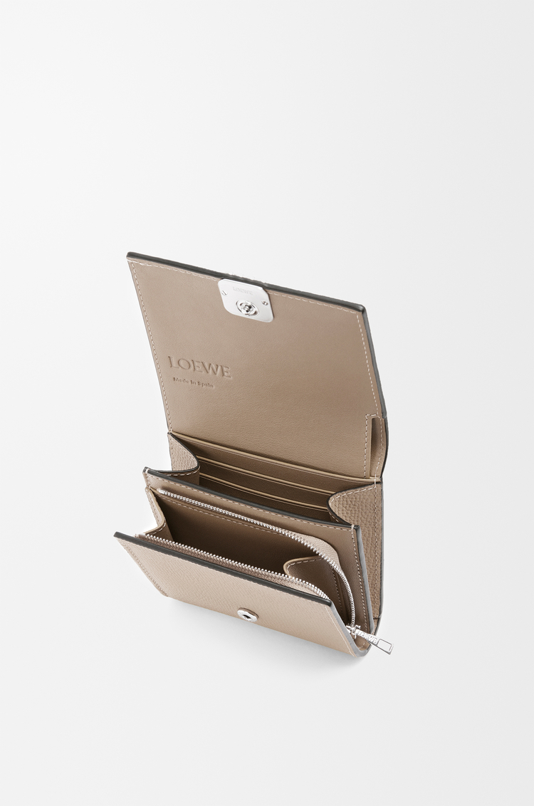 LOEWE アナグラム コンパクト フラップウォレット（ペブルグレインカーフ） サンド