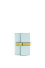 LOEWE Cartera vertical pequeña en piel de ternera con grano suave Azul Cristal/Amarillo Lima pdp_rd