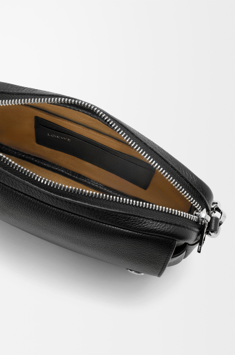 LOEWE Bolso Pebble messenger pequeño en piel de ternera graneada flexible Negro