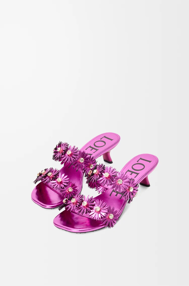 LOEWE Sandales Petal Flower en cuir de veau et cristaux Fuchsia