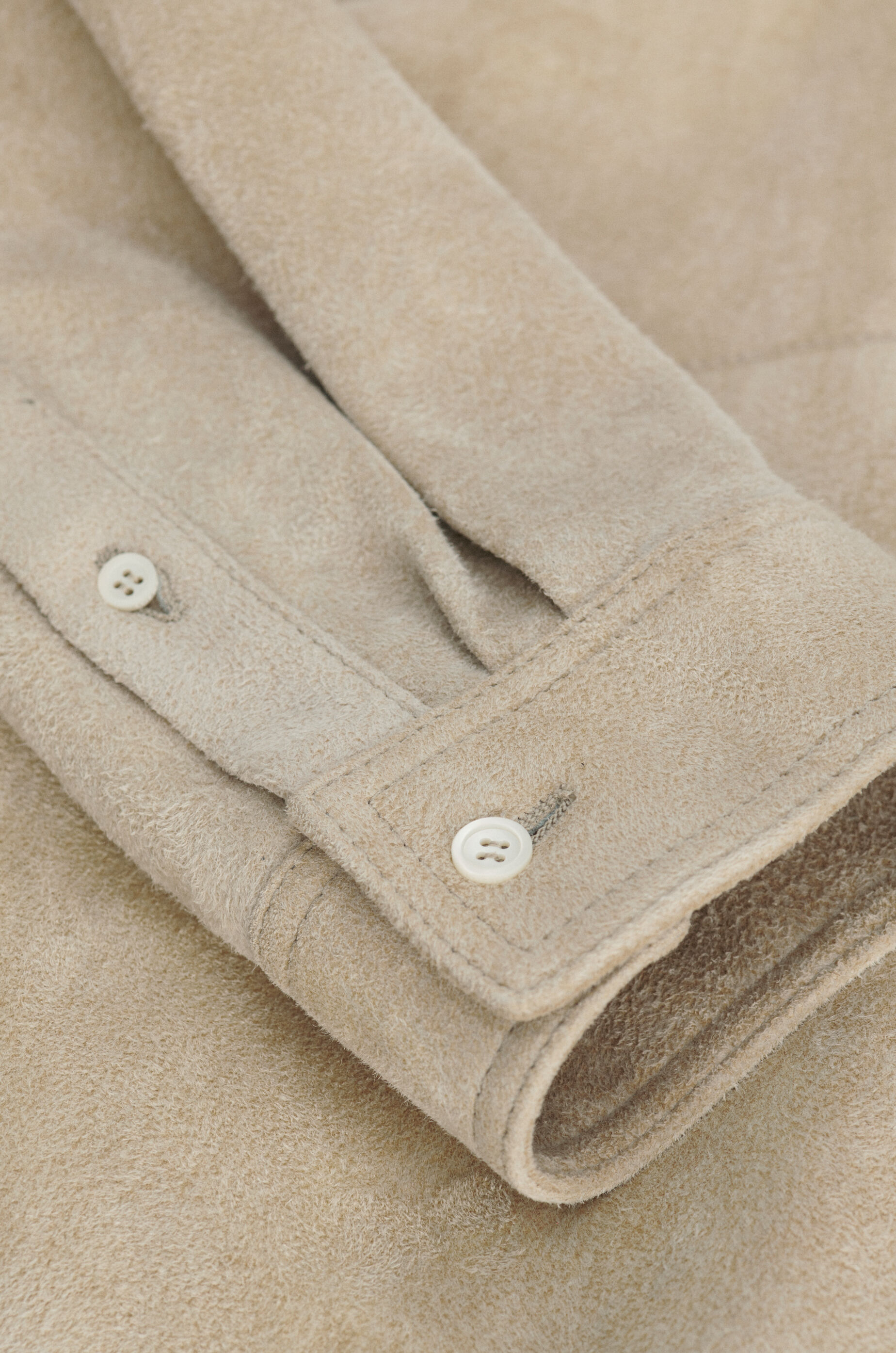 オーバーシャツ（スエードラム） ホワイト - LOEWE