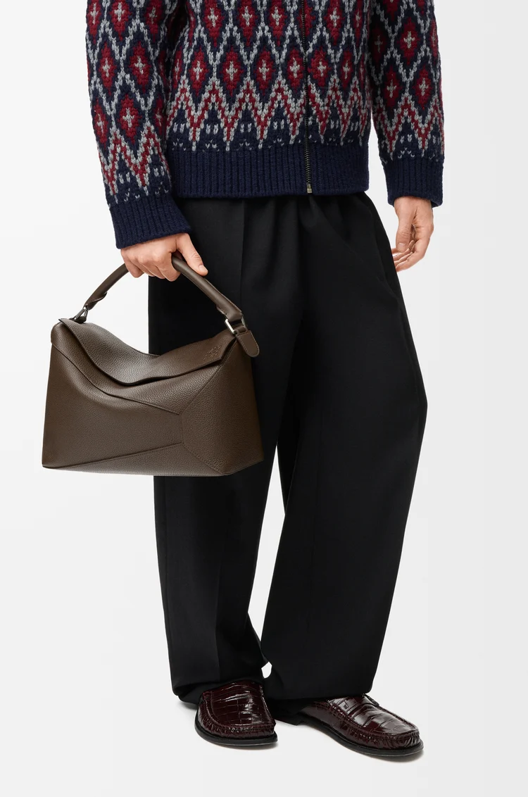 LOEWE Bolso Puzzle Edge grande en piel de ternera graneada Puro Oscuro