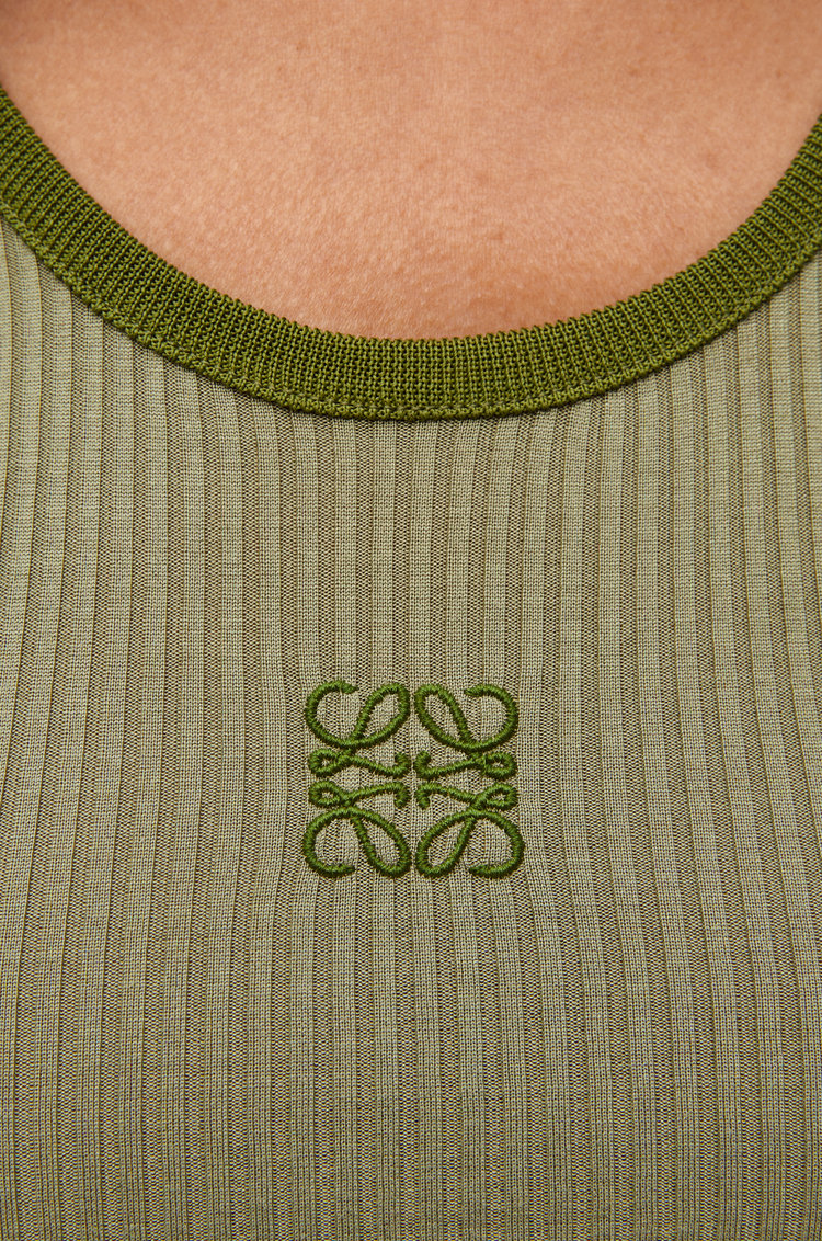 LOEWE Top sin mangas en seda Verde Militar