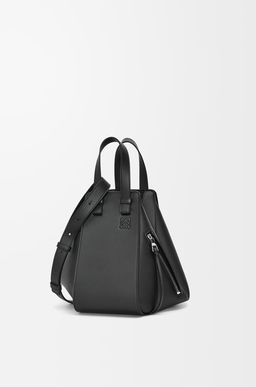 LOEWE Bolso Hammock pequeño en piel de ternera Negro plp_rd