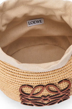 LOEWE Bolso Beehive Basket en rafia y piel de ternera Natural/Bronceado plp_rd