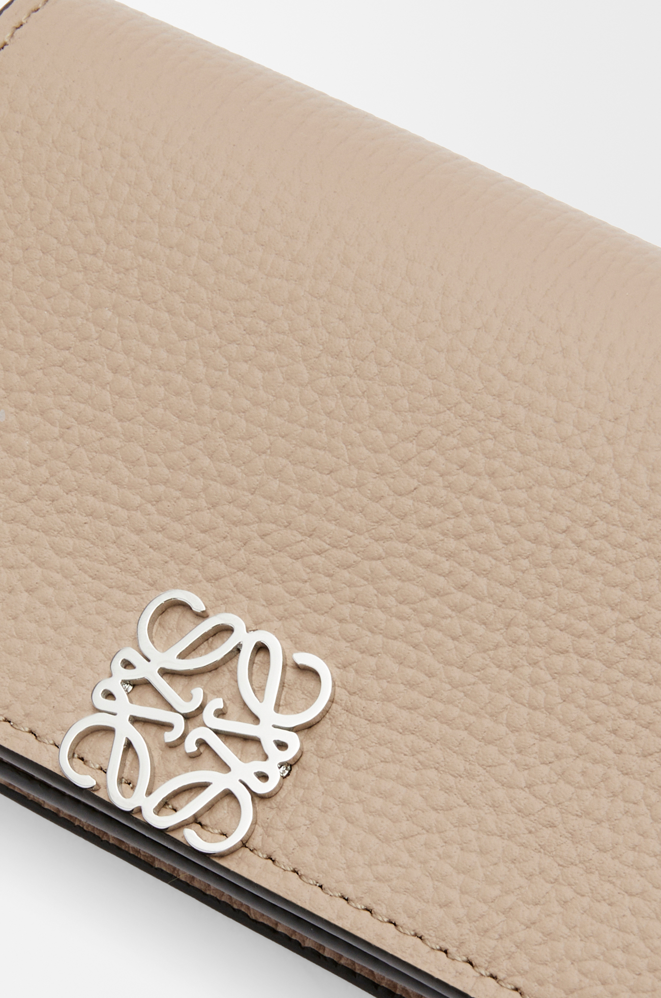 LOEWE Tarjetero Anagram en piel de ternera Arena