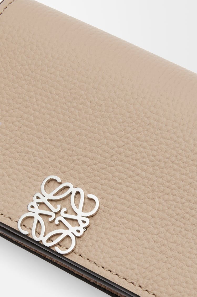 LOEWE アナグラム ビジネスカードホルダー（ペブルグレインカーフ） サンド