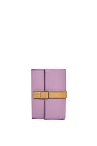 LOEWE Kleine, vertikale Brieftasche aus weichem, genarbtem Kalbsleder Guimauve/Gold