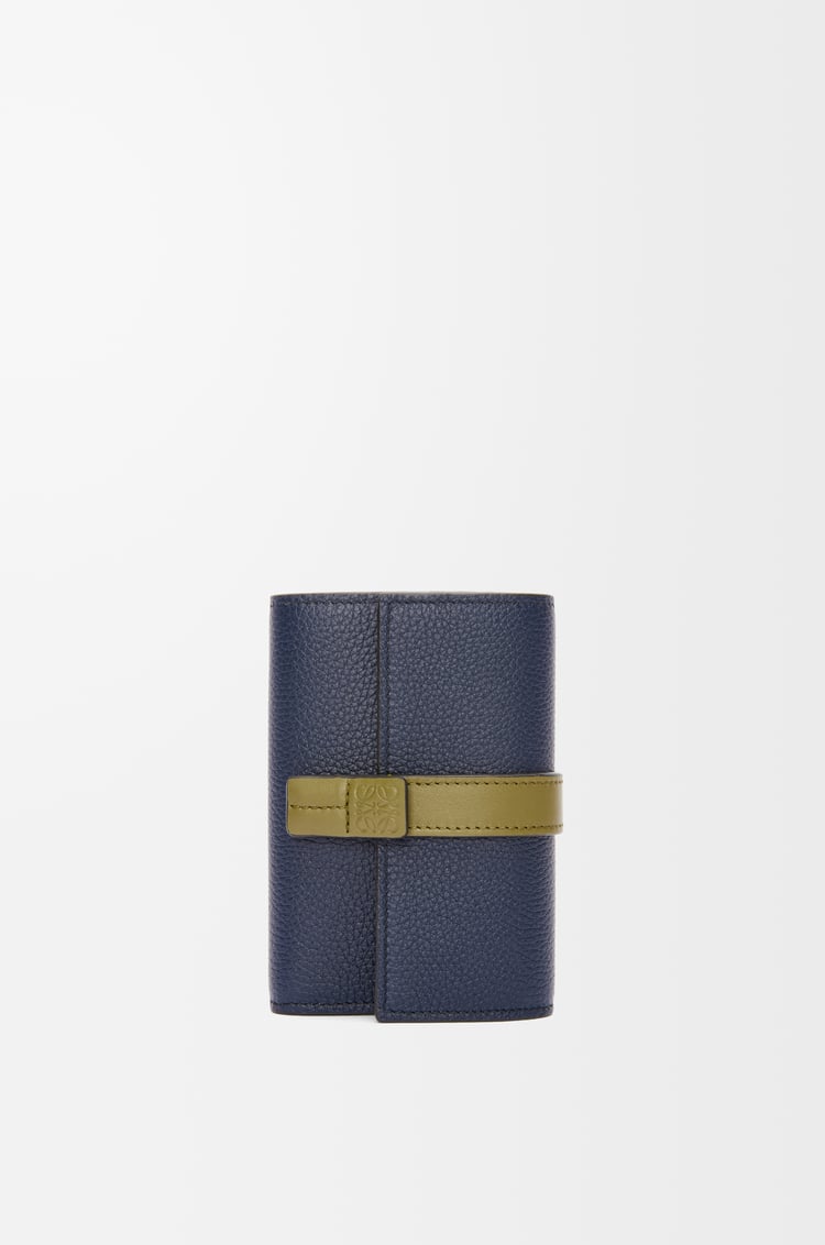 LOEWE バーティカル ウォレット スモール（ソフトグレインカーフ） アビスブルー/オリーブ