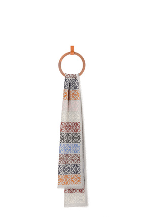 LOEWE Bufanda en lana y cashmere con estampado de anagramas Gris Claro/Multicolor plp_rd