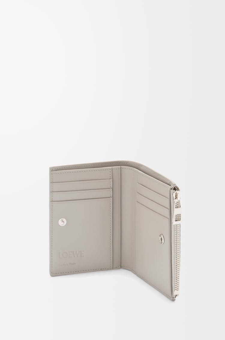 LOEWE スリム コンパクト ウォレット（テクスチャードクラシックカーフ） シェルグレー