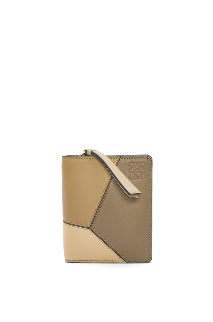 50代女性が品よく持てる人気のレディース二つ折り財布は、ロエベのパズル コンパクト ジップウォレット