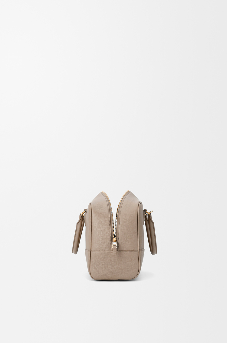 LOEWE Amazona 28 Tasche aus weich gekörntem Kalbsleder Sandfarben