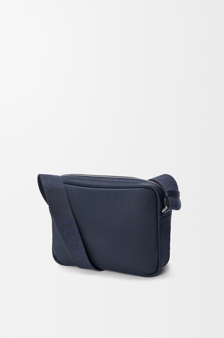 LOEWE 中号柔软粒面牛皮革 Pebble 邮差包 深海军蓝