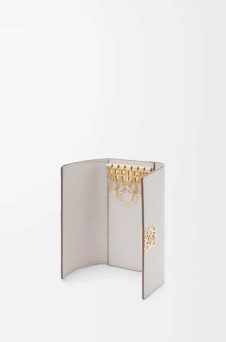 LOEWE Llavero Anagram en piel de ternera graneada Gris Claro