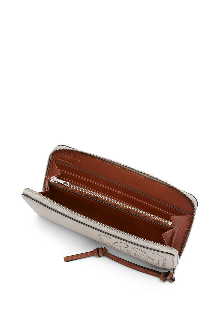 LOEWE Zip around wallet in classic calfskin Light Oat/Tan