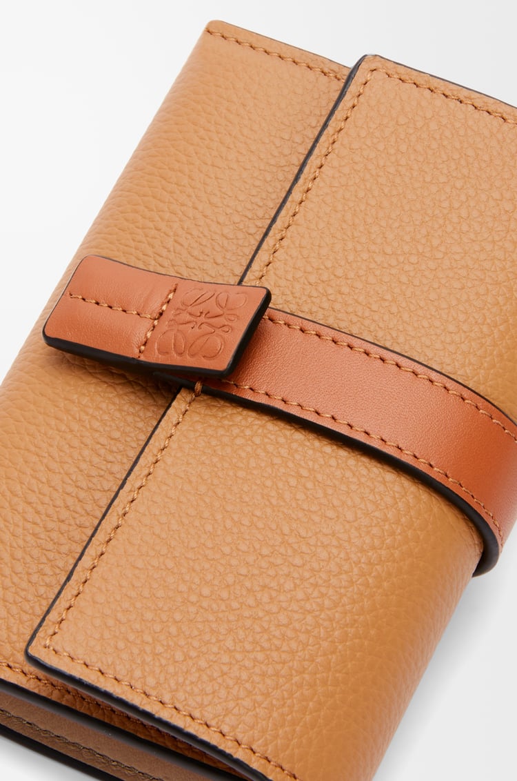 LOEWE Cartera vertical pequeña en piel de ternera Toffee/Bronceado