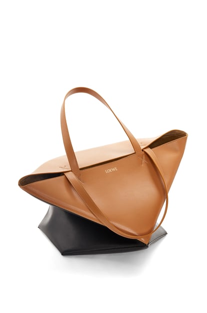 LOEWE XL Puzzle Fold Tote in shiny calfskin 黑色/暖沙色 plp_rd