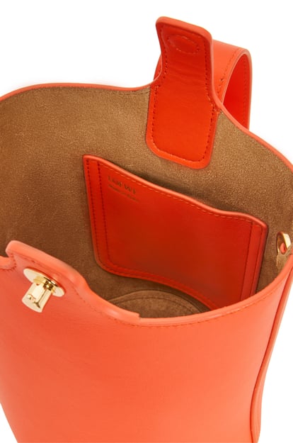 LOEWE Mini Pebble Bucket bag in mellow calfskin 艷橘色 plp_rd