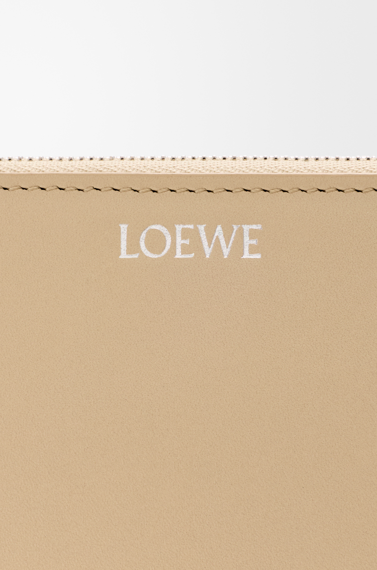 LOEWE Cartera con cremallera Knot en piel napa de ternera brillante Beige/Limón