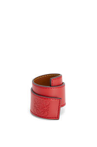 LOEWE Small slap bracelet in calfskin Pomodoro pdp_rd