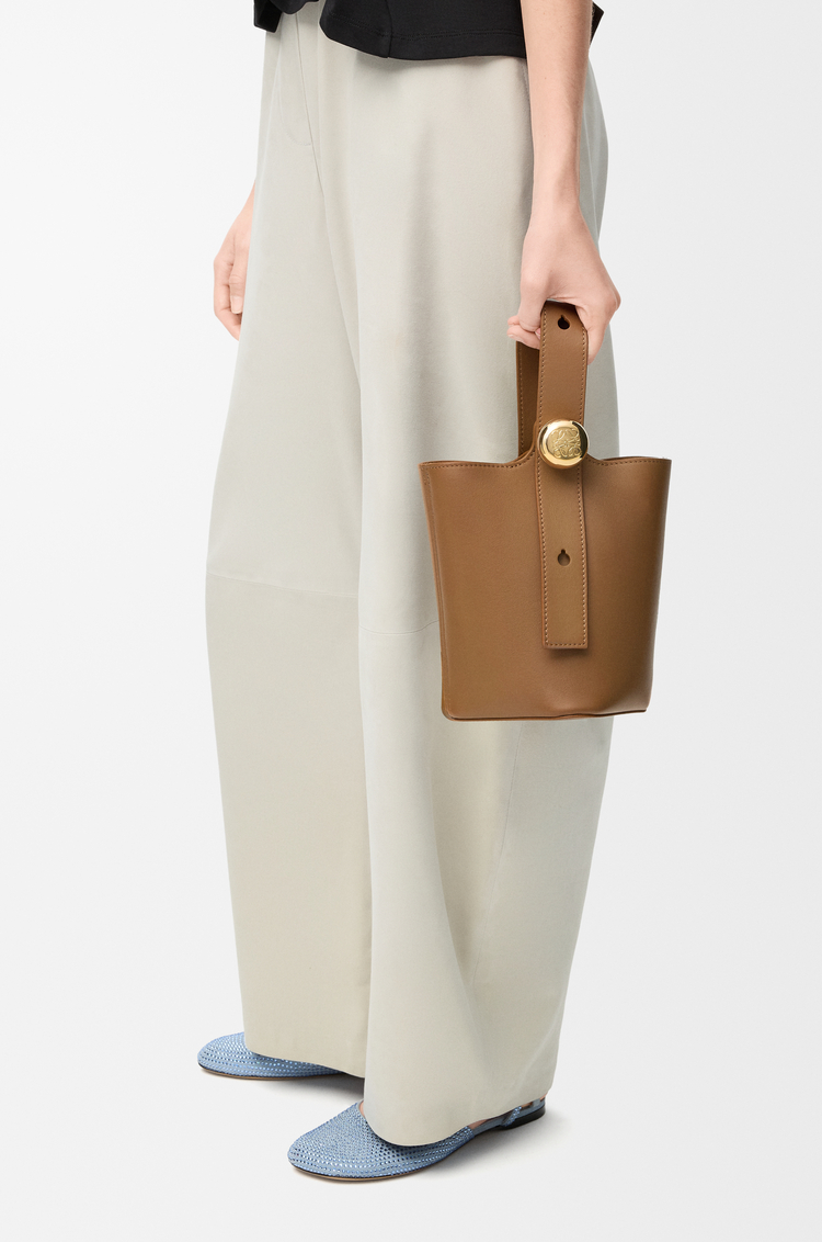 LOEWE Mini Pebble bucket in smooth calfskin Oak
