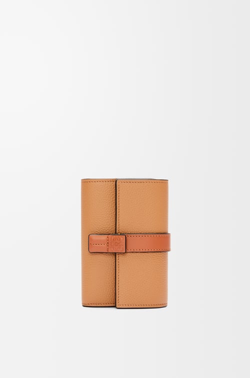 LOEWE 柔軟粒面小牛皮小型直式錢包 太妃糖色/棕褐色