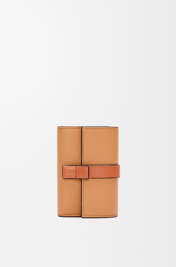 LOEWE Cartera vertical pequeña en piel de ternera Toffee/Bronceado