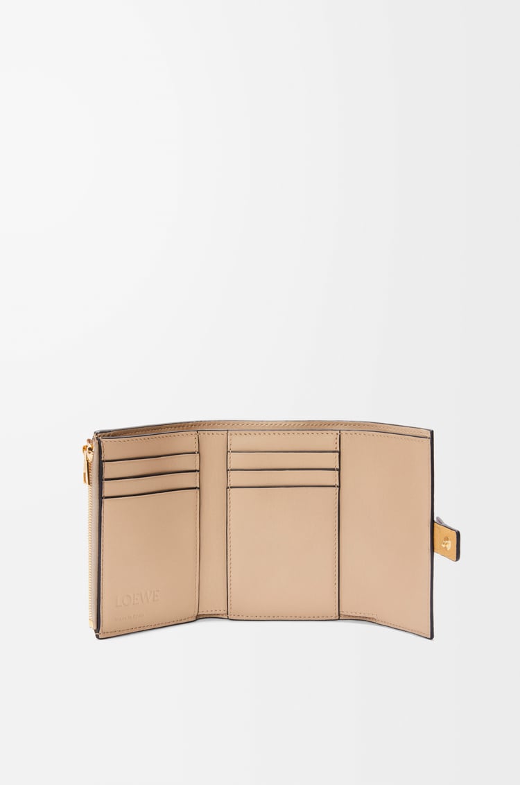 LOEWE バーティカル ウォレット スモール（ソフトグレインカーフ） ビスケット/クリムゾン/ペーパークラフト