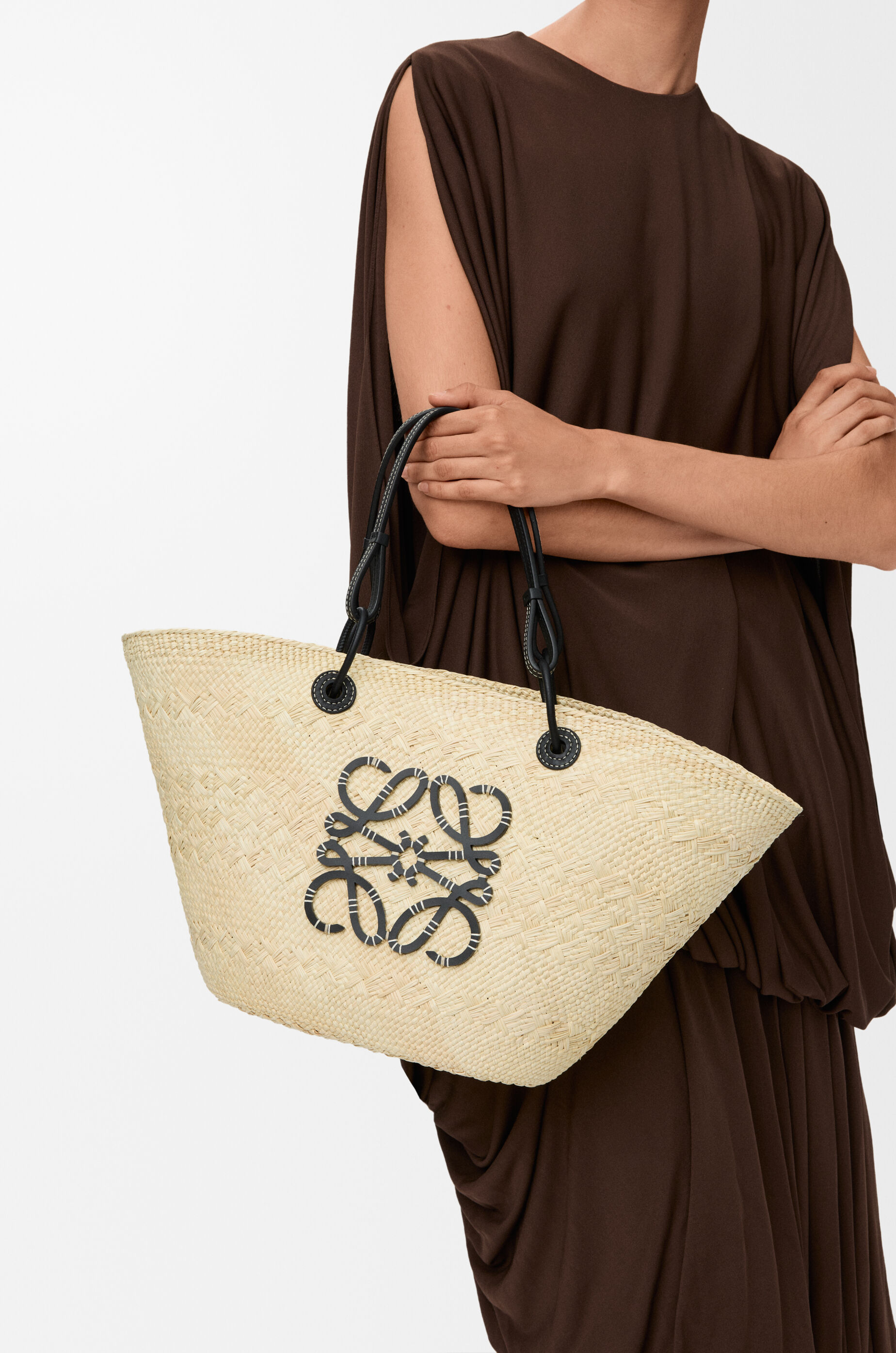 LOEWE アナグラム ポシェット バスケットバッグ LOEWE（ロエベ）の「アナグラム ポシェット バスケットバッグ