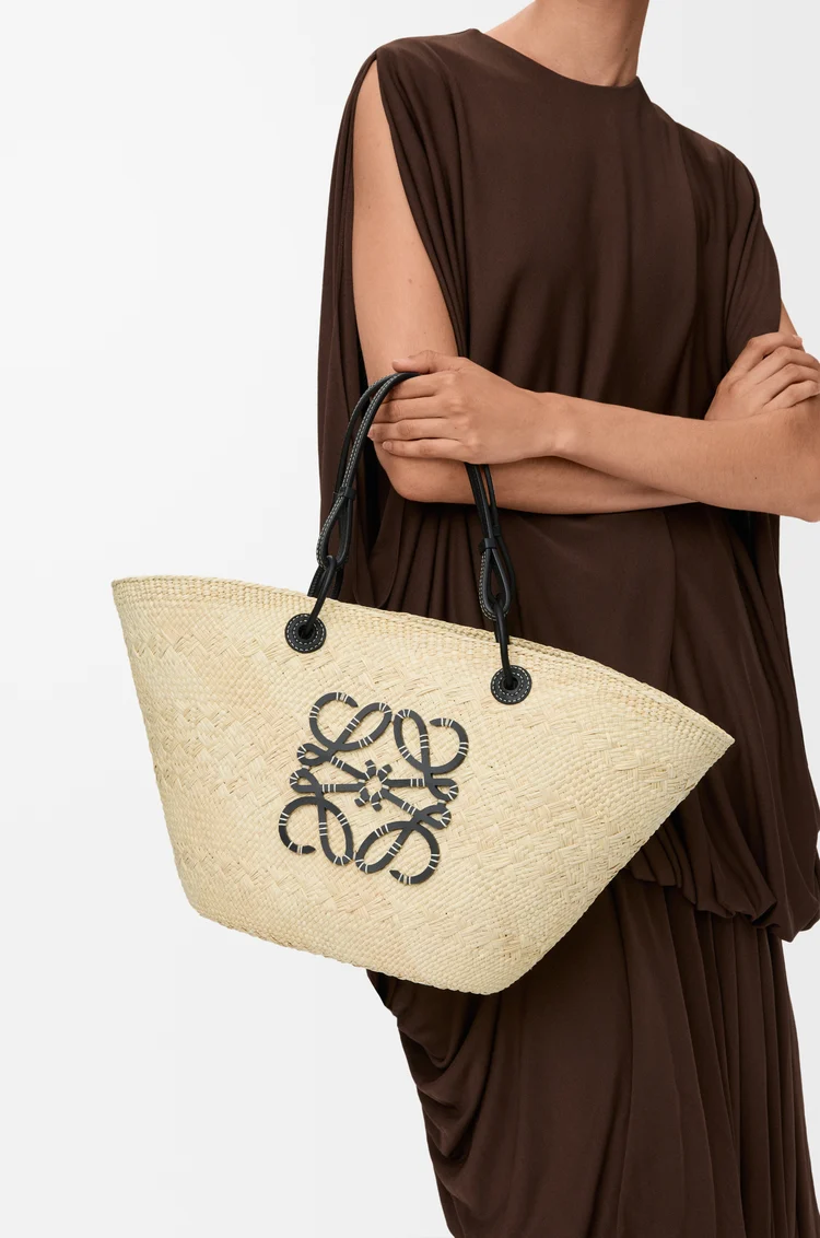 LOEWE Bolso capazo Anagram mediano en palma de iraca y piel de ternera Natural/Negro