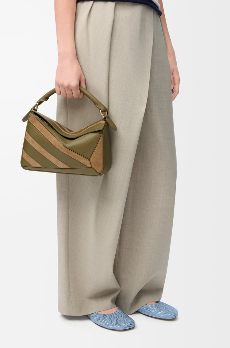 LOEWE Bolso Puzzle pequeño en piel de ternera y ante Oliva/Dorado