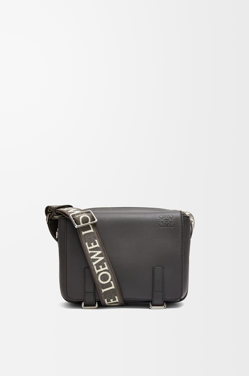 LOEWE Bolso Military Messenger XS en piel de ternera y jacquard Gris Oscuro
