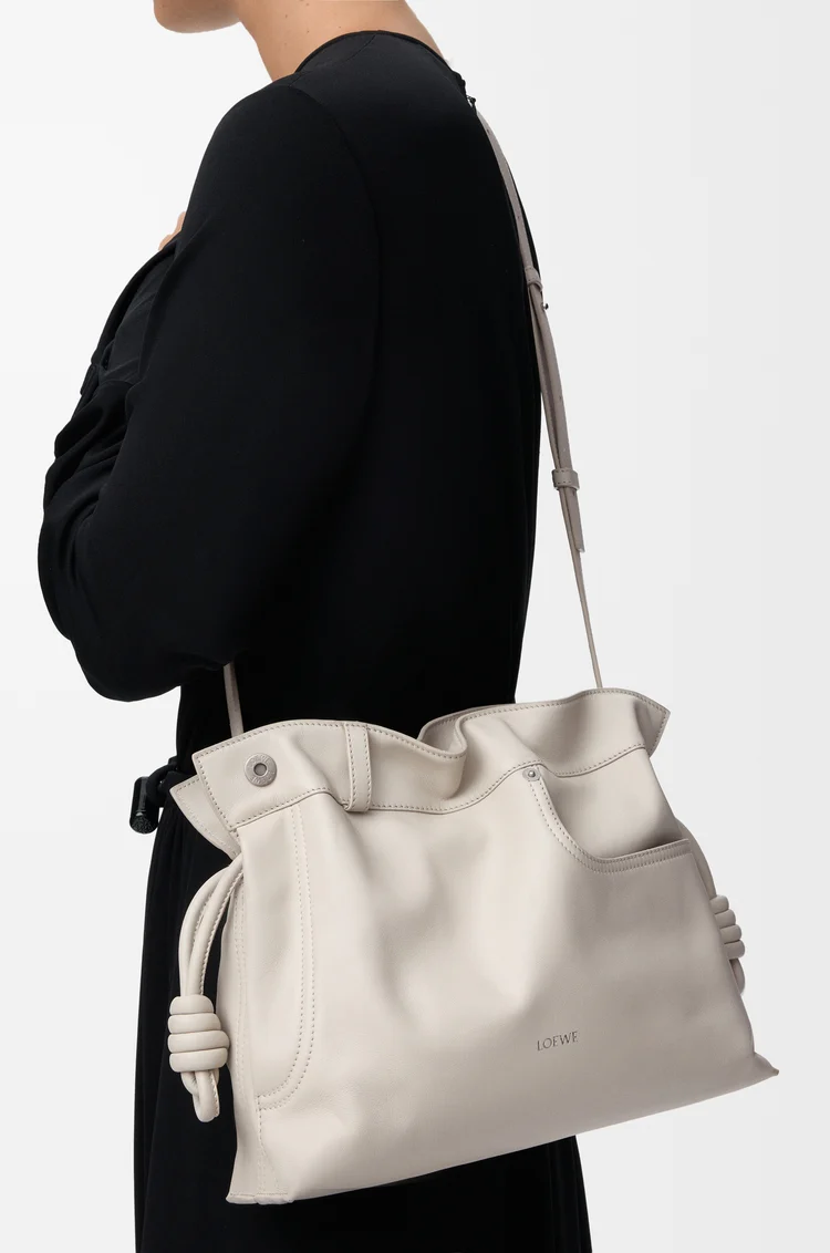 LOEWE パンタ フラメンコクラッチ ミディアム（シャイニーカーフ） ライトゴースト