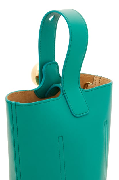 LOEWE Mini Pebble Bucket bag in mellow calfskin 祖母綠 plp_rd