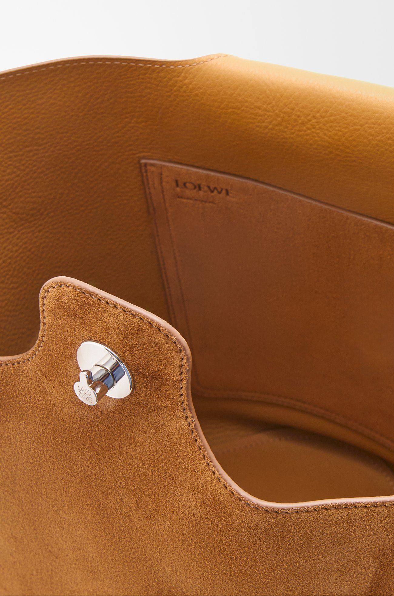 LOEWE 大号绒面牛皮革 Pebble Bucket 水桶手袋 烟草色 plp_rd