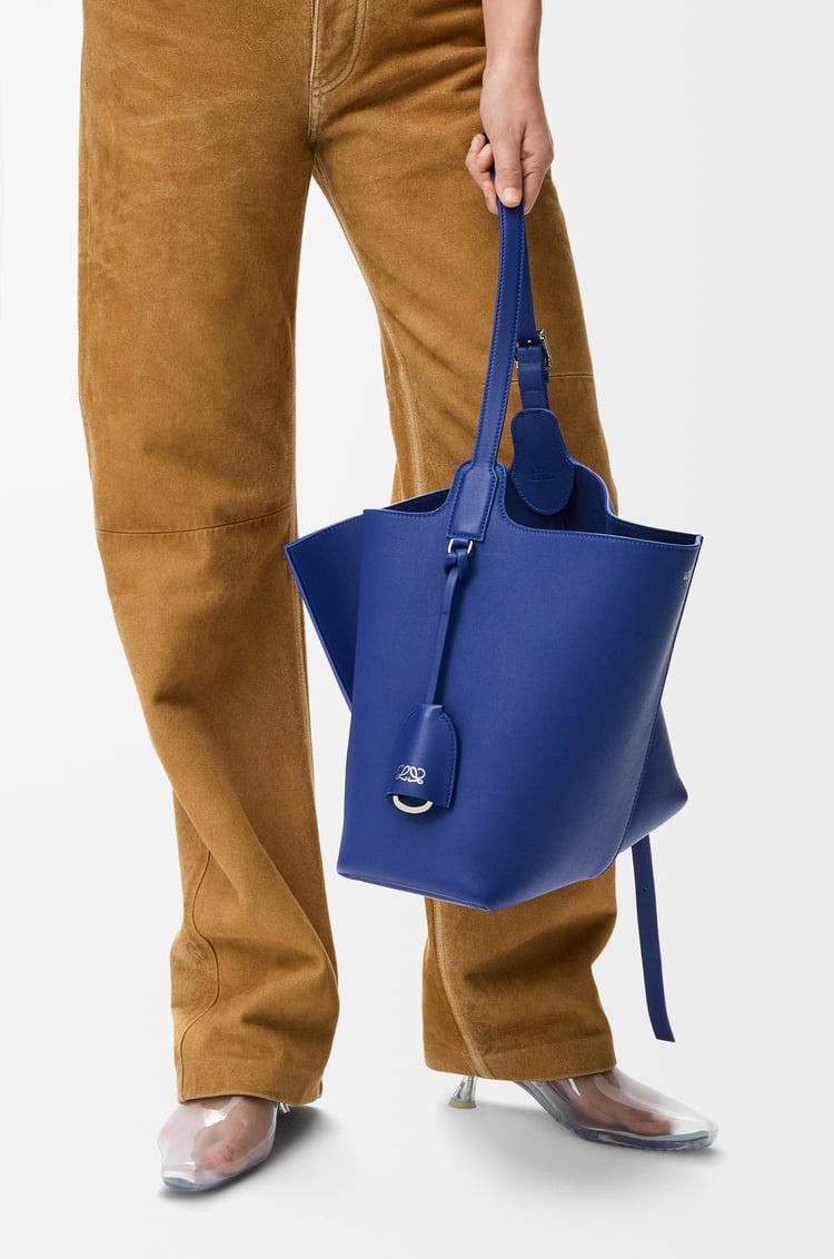 LOEWE Bolso Bilbao bucket mediano en piel de ternera lisa Azul Estelar