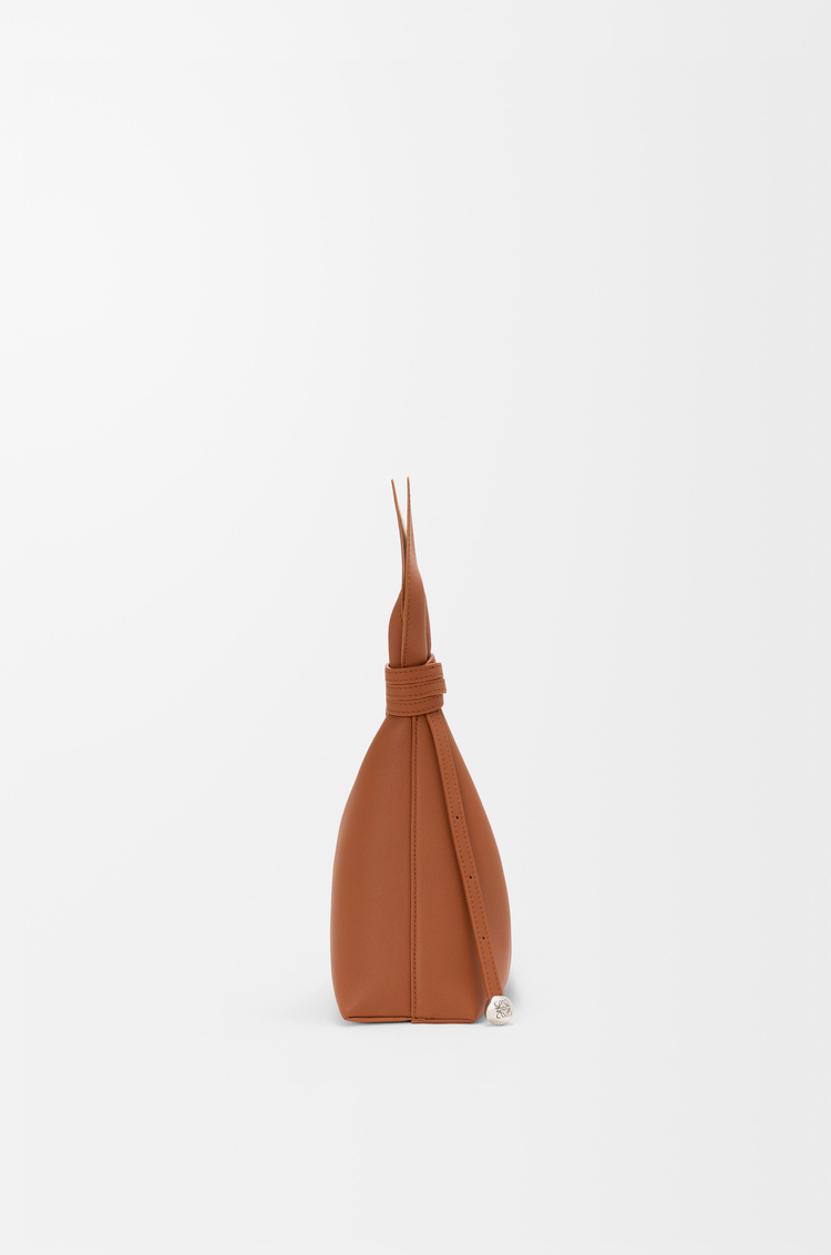 LOEWE Bolso Scarf mediano en piel de ternera lisa Marrón Ardilla