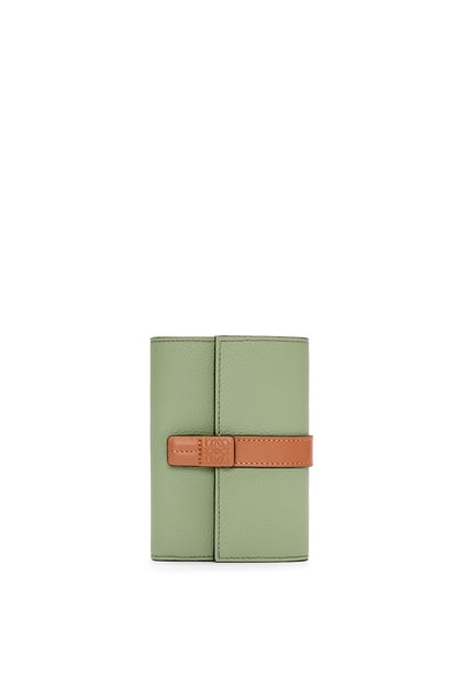 LOEWE Small vertical wallet in soft grained calfskin 迷迭香綠/棕褐色 plp_rd