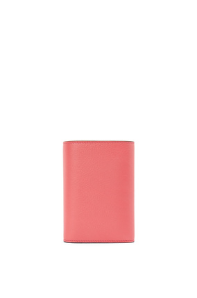 LOEWE 小号经典牛皮革瓶盖垂直钱包 Coral Pink/Bright Purple plp_rd