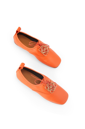LOEWE Zapato derby en suave piel de cordero con anagrama Naranja Roja plp_rd