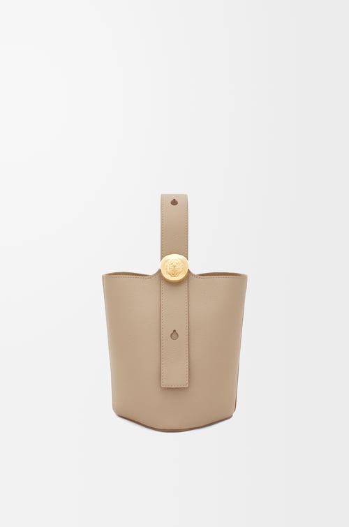 LOEWE Bolso Pebble Bucket mini en piel de ternera Arena