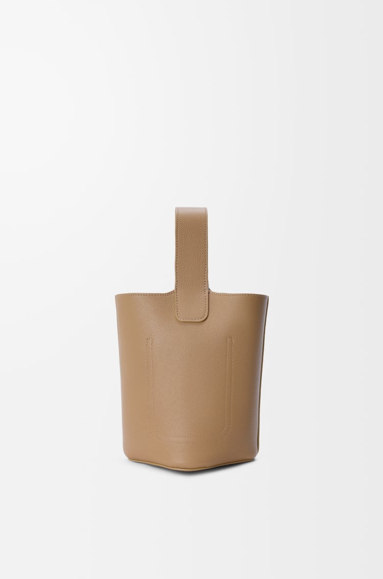 LOEWE Borsa a secchiello Pebble mini in morbida pelle di vitello granata Latte