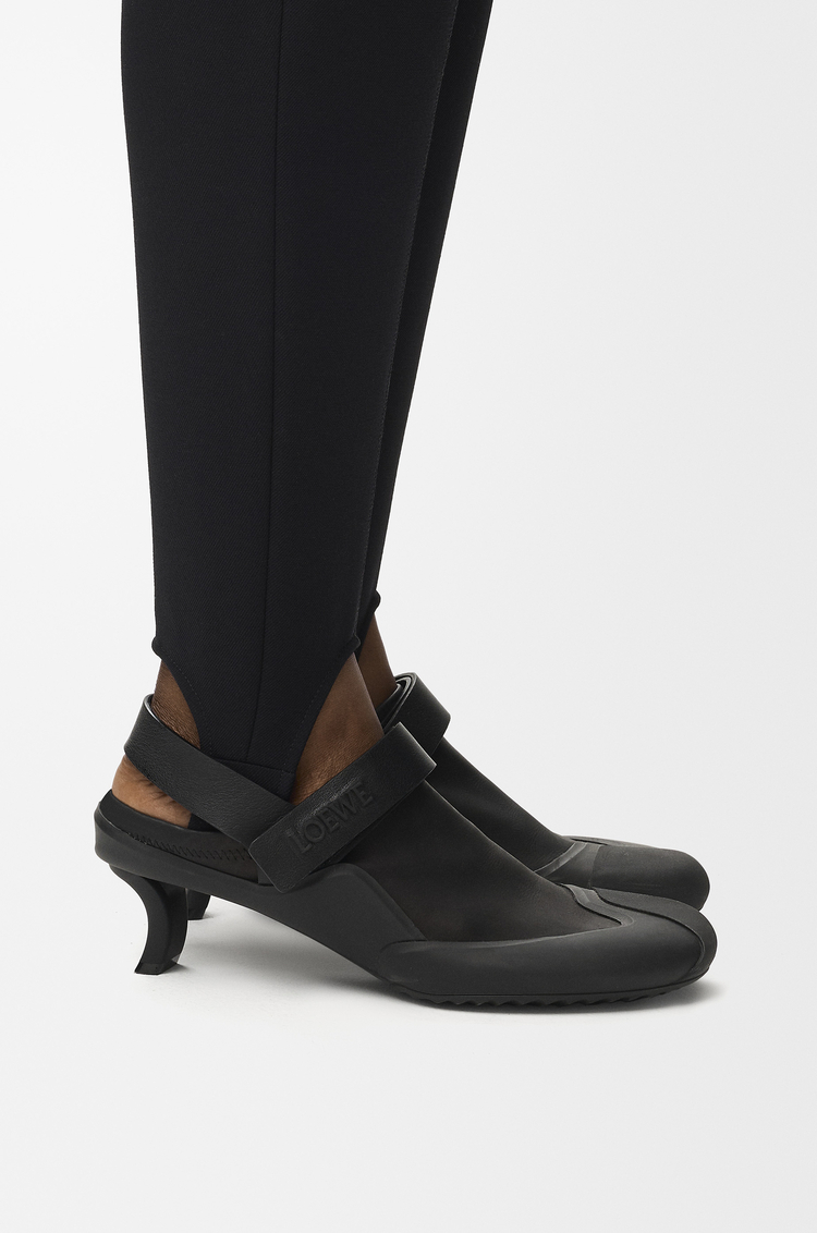 LOEWE Zapato de salón destalonado Dive en piel de ternera elástica Negro