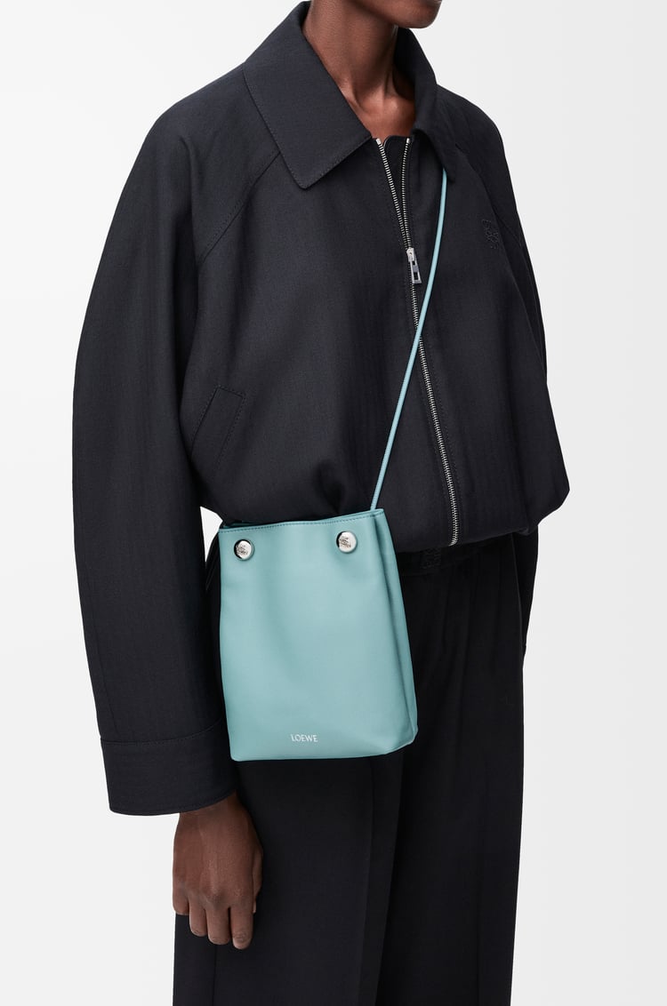 LOEWE 光滑小牛皮 Pebble 手拿包 水色