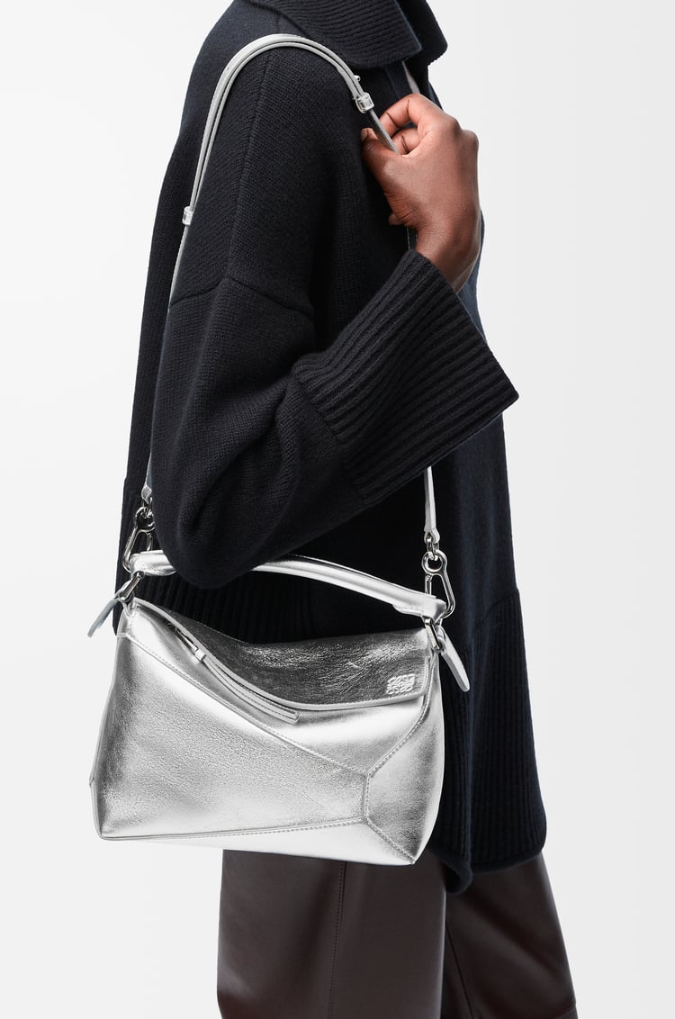 LOEWE 小型層壓小羊皮 Puzzle Edge 包款 銀色